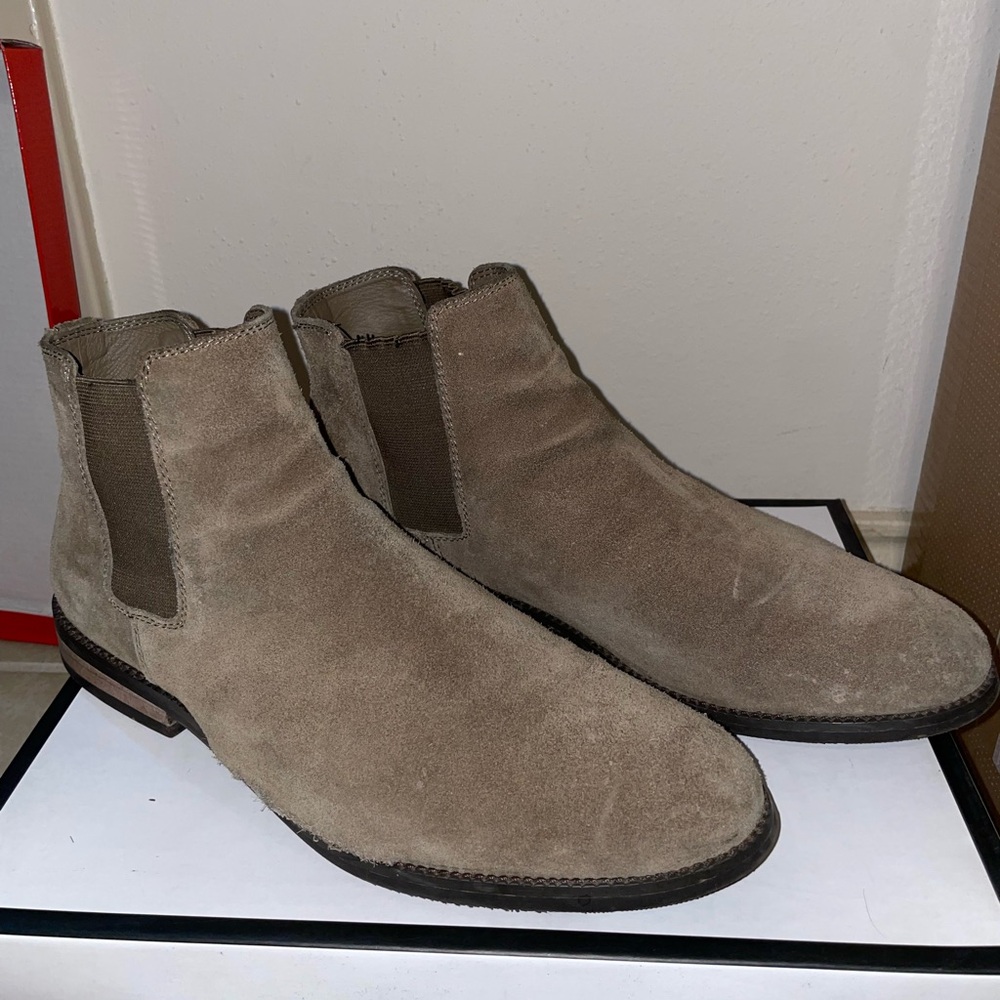 Guess
Tan
Size 9